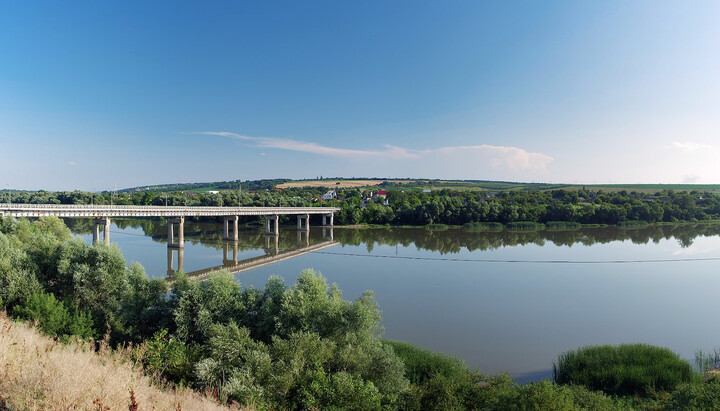 Міст через Дністер, що пов'язує Чернівецьку і Хмельницьку області. Фото: wikipedia.org