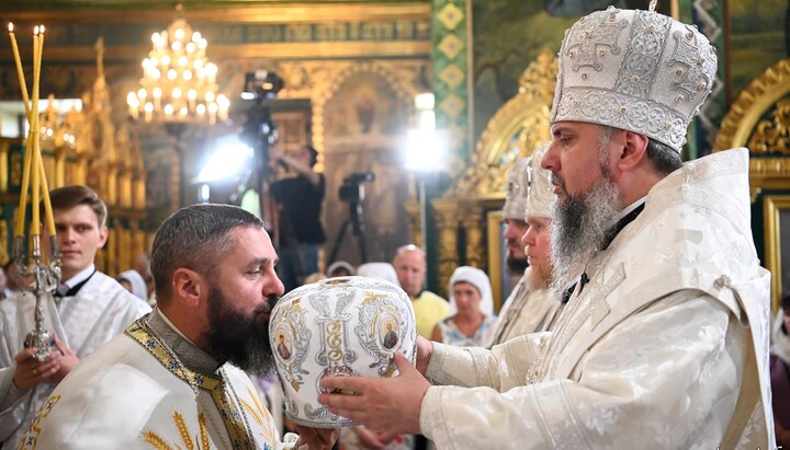 Думенко награждает Гопайнича за «самоотверженную работу во благо церкви». Фото: Фейсбук Зори