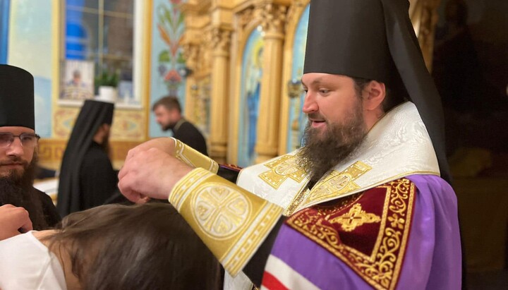 Єпископ Свалявський Іларій звершує чин постриження в мантію. Фото: news.church.ua