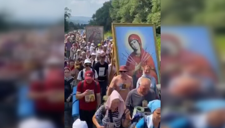 A cross procession from Kamyanets-Podilskyi to Pochaiv. Photo: a screenshot from the UOJ video.