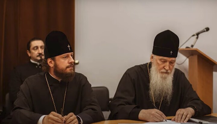 Archbishop Victor of Khmelnytsky and Starokostiantyniv and Metropolitan Theodore of Kamyanets-Podilsky and Horodok during the signing of an interfaith appeal. Photo: screenshot of the video of the Khmelnytsky Eparchy of the UOC