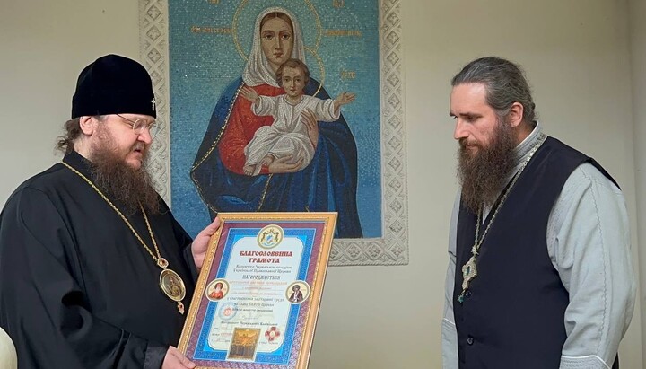 Ο Μητροπολίτης Θεοδόσιος βραβεύει τον πρωθιερέα Ευγένιο Μπουρκάτσκι. Φωτογραφία: cherkasy.church.ua