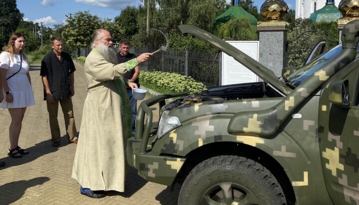 Освящение машины для ВСУ в г. Прилуки. Фото: orthodox.cn.ua