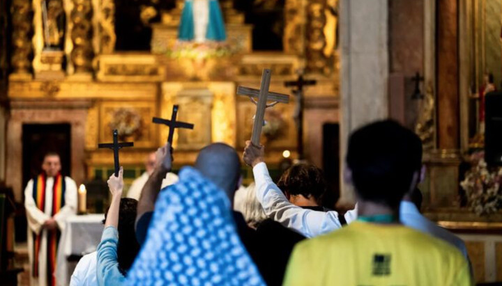 Верующие католики протестуют против ЛГБТ-мессы. Фото: churchmilitant.com