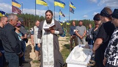 Священнослужителі УПЦ відспівали загиблих від ракетного удару по Чернігову