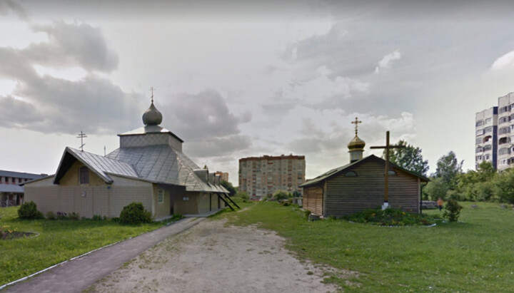 Участок на просп. Червоной Калины во Львове, где стоял храм УПЦ (справа). Фото: tvoemisto.tv