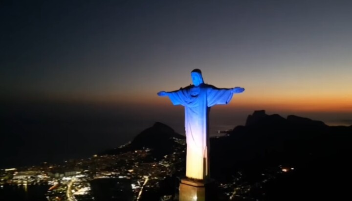Статуя Христа-Спасителя в кольорах українського прапора. Фото: скріншот відео на Facebook-сторінці посольства України у Бразилії
