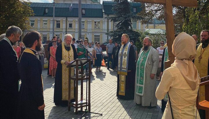 Молитва за Україну біля храму прп. Сергія Радонезького. Фото: Telegram-канал «Миряни»