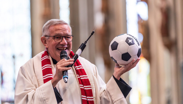 Католицький священник Кельна з м'ячем. Фото: domradio.de