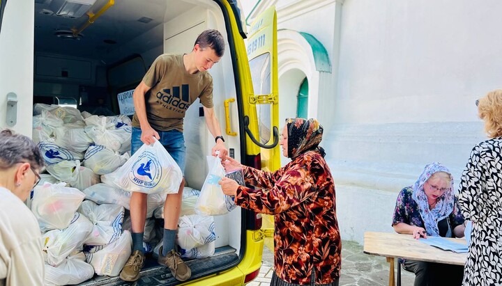 Соцотдел УПЦ выдал переселенцам очередную партию гуманитарной помощи