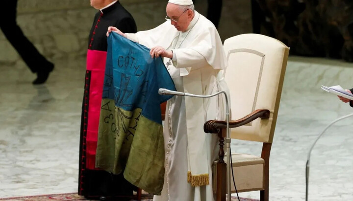 Папа Франциск держит украинский флаг из Бучи. Фото: vaticannews.va
