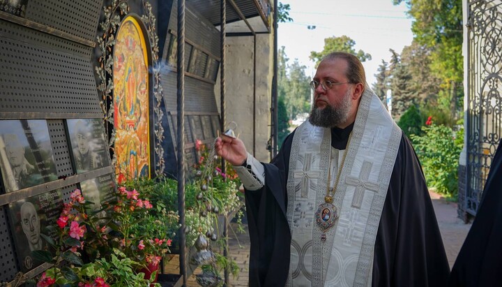 Архиепископ Сильвестр служит заупокойную литию по погибшим защитникам Украины. Фото: news.church.ua