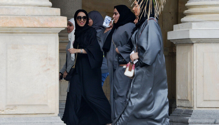 Мусульманки, одетые в традиционные платья-халаты. Фото: armeniasputnik.am