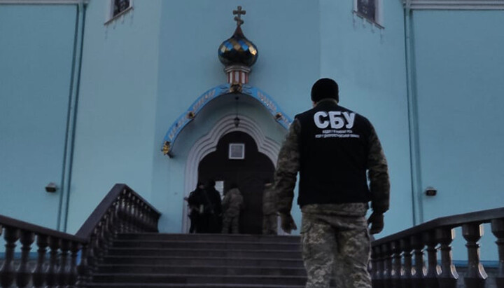 SBU officers in front of the temple. Photo: kievvlast.com.ua