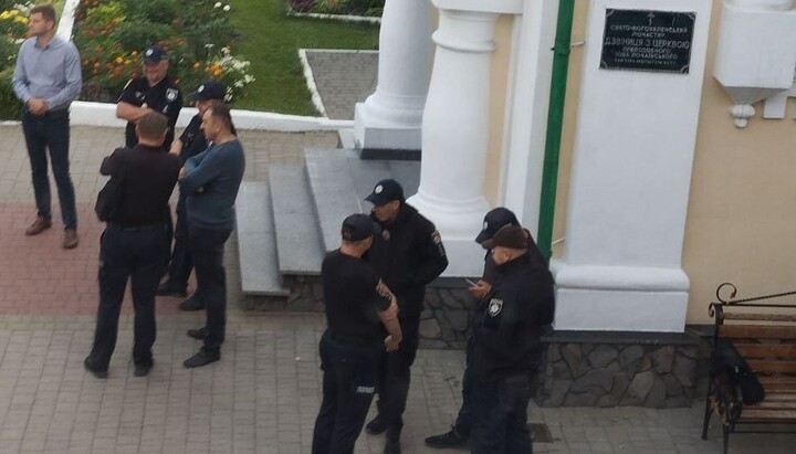 Αστυνομία στο μοναστήρι Κρεμενέτς. Φωτογραφία: Telegram κανάλι «Αγγελιοφόρος του μοναστηριού»