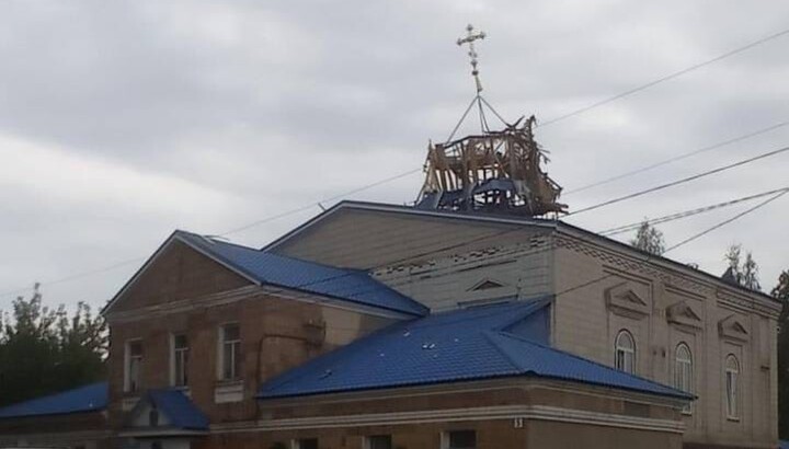 Храм Конотопської єпархії УПЦ, який зазнав пошкоджень під час обстрілу. Фото: сторінка єпархії у Facebook 