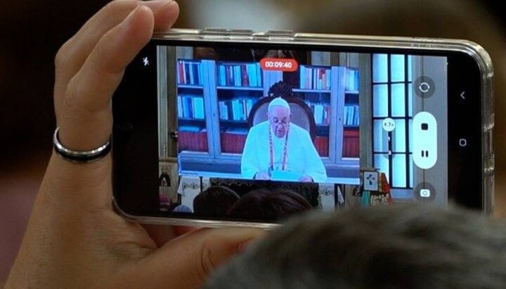Папа римский выступает перед молодыми российскими католиками. Фото: vaticannews.va