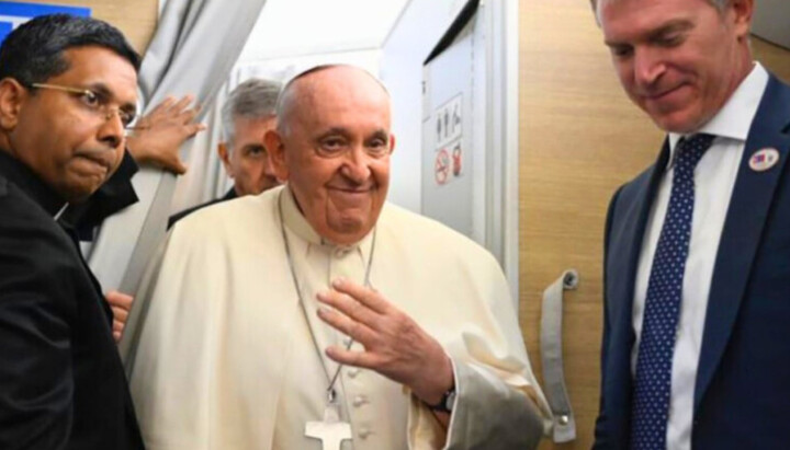 Папа римський Франциск у літаку. Фото: lifesitenews.com