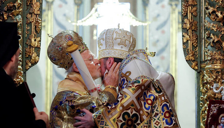 The head of the Phanar kissing Dumenko. Photo: ctrana.news