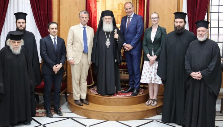 Patriarch Theophilos with representatives of the delegation from Ireland. Photo: orthodoxianewsagency.gr