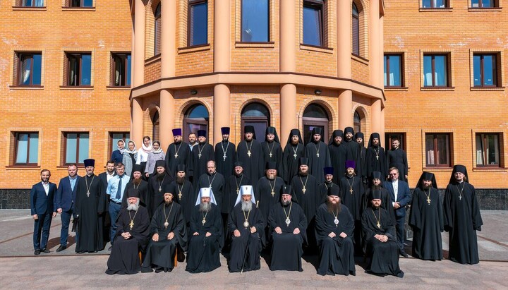 Учасники засідання Вченої ради КДА у Голосіївському монастирі. Фото: kdais.kiev.ua