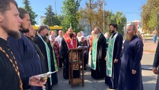 Архиерей УПЦ возглавил молебен возле Киево-Печерской лавры