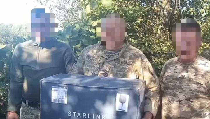 Στρατιώτες των Ουκρανικών Ενόπλων Δυνάμεων με το σύστημα Starlink από τους πιστούς της επισκοπής Κονοτόπ. Φωτογραφία: t.me/blago_church_ua