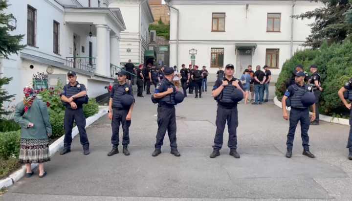 The police blocking believers' access to one of the Lavra's buildings. Photo: UOJ