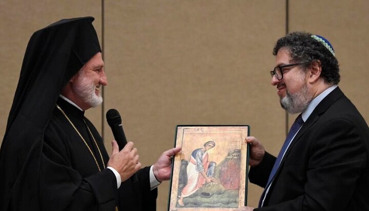 Архиепископ Элпидофор вручает икону раввину Густаву Красельнику. Фото: orthodoxtimes