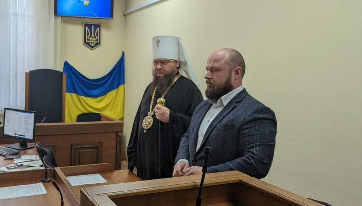 Metropolitan Theodosy of Cherkasy and Kaniv and lawyer Volodymyr Yudin in court. Photo: 18000.com.ua