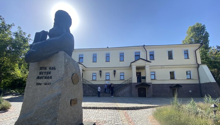 Κτήριο Θεολογικής Ακαδημίας και Σχολής του Κιέβου στη Λαύρα του Κιέβου. Φωτογραφία: Σελίδα στο Facebook του μουσείου «Λαύρα των Σπηλαίων του Κιέβου»