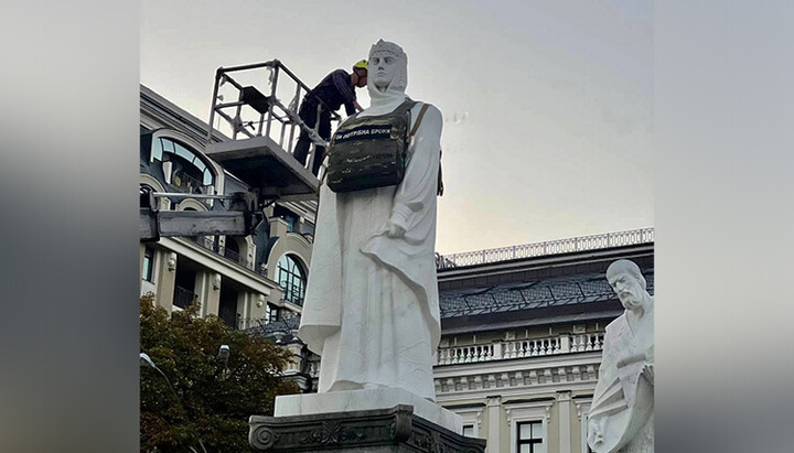 Пам'ятник княгині Ользі у «бронежилеті». Фото: ТГ-канал «Реальный Киев»