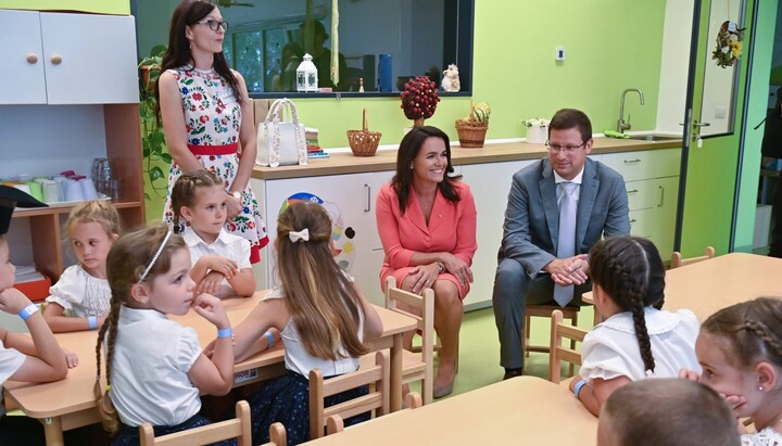 Президент Угорщини Каталін Новак (у центрі) у дитячому садку. Фото: hungarytoday.hu