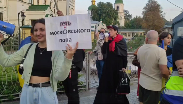 Activist of the OCU “mage Belial” near the Kyiv Pechersk Lavra. Photo: screenshot of the video of the Telegram channel “Myriany”
