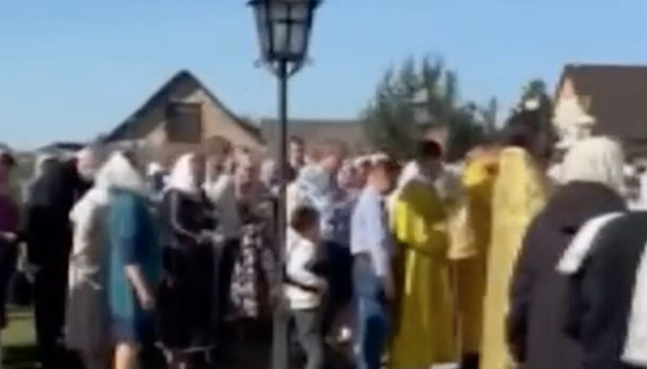 Верующие УПЦ в Камне-Каширском молятся на улице. Фото: скриншот t.me/dozor_kozak1
