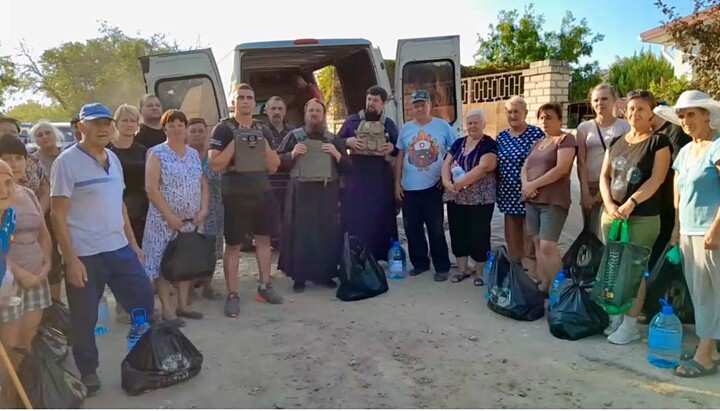 Священнослужителі Київської єпархії УПЦ привезли гуманітарну допомогу до Херсона. Фото: Telegram-канал «Церква допомагає»