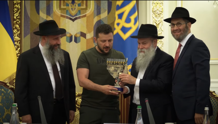 Zelenski a primit în calitate de cadou o menora evreiască de la rabini. Imagine: Screenshot de pe canalul Telegram al lui Zelenski