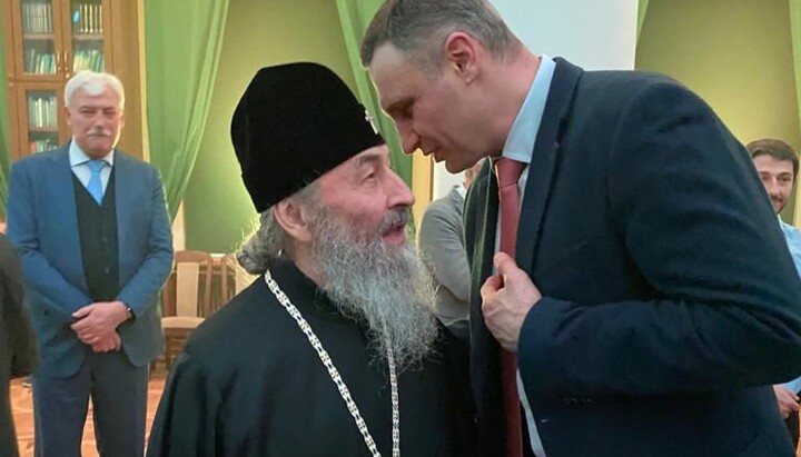 Kliciko comunică cu Mitropolitul Onufrie. Imagine: Biserica Ortodoxă Ucraineană