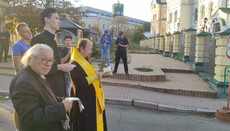 A schismatic “bishop” holds a prayer service for OCU activists near Lavra