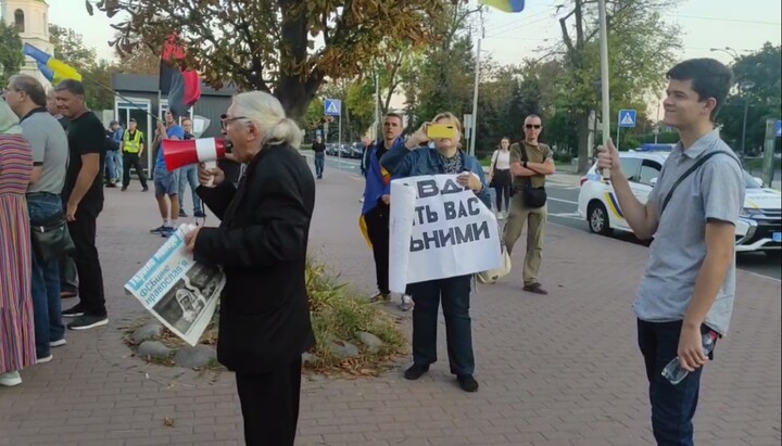 «Активисты» перекрикивают богослужение у Киево-Печерской лавры. Фото: скриншот видео Telegram-канала «Перший Козацький»