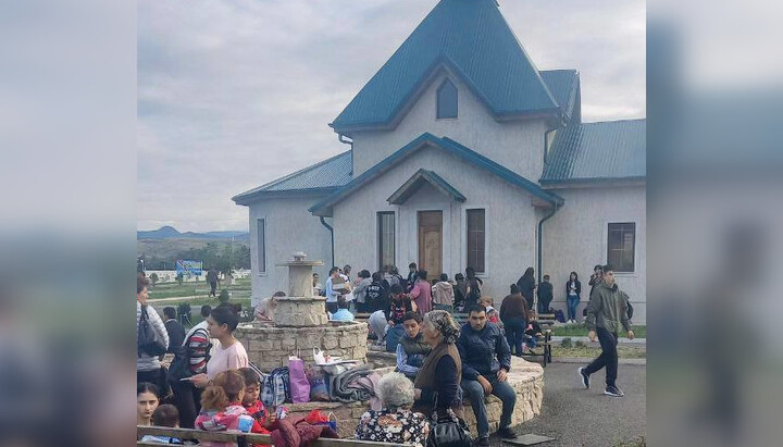 Refugees from Karabakh near the Church of the Nativity of Christ near Stepanakert. Photo: t.me/region22ua