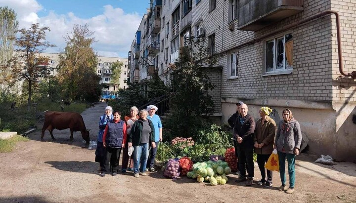 Жители Северска получили помощь от верующих УПЦ из Киева. Фото: Telegram-канал «Церква допомагає» 