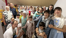 Громада УПЦ села Ходорівці, у якої відібрали храм, молиться у хаті