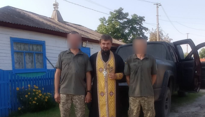Священник Стефан Ковташ передал машины военнослужащим ВСУ. Фото: orthodox.cn.ua