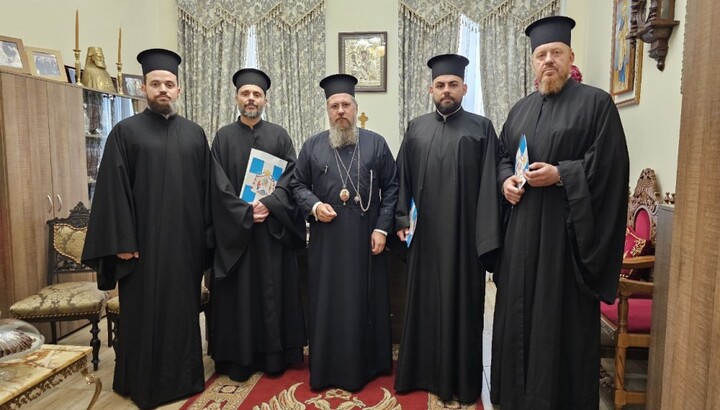 Ιερείς της Βουλγαρικής Εκκλησίας, τους οποίους ο Πατριάρχης Νεόφυτος διόρισε στην εκκλησία της Ρωσικής Ορθόδοξης Εκκλησίας στη Σόφια. Φωτογραφία: ιστοσελίδα της Βουλγαρικής Εκκλησίας