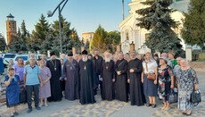Овручский архиерей посетил общину опечатанного храма УПЦ в Радомышле