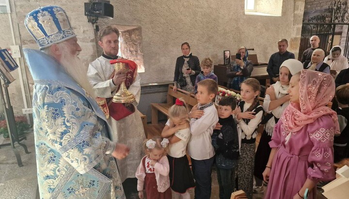 Літургія у Миколаївській парафії УПЦ у м. Безансон. Фото: vzcz.church.ua