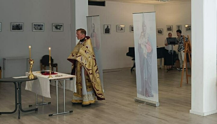 Богослужение общины УПЦ в Дюссельдорфе. Фото: spzh.news