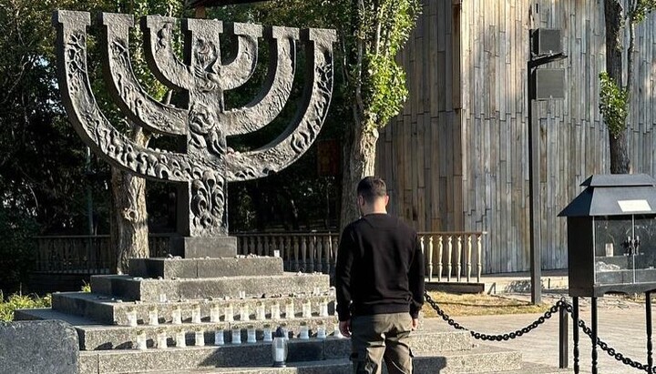 Владимир Зеленский перед памятным знаком «Менора» в Бабьем Яру. Фото: страница Федерации еврейских общин Украины в Facebook