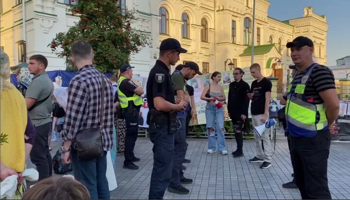 Антицерковні «активісти» та поліція біля храму преподобного Сергія Радонезького. Фото: Telegram-канал «Перший Козацький»